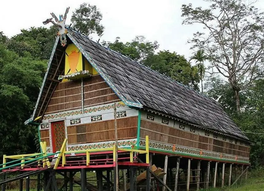 Rumah Adat Suku Dayak Mandi Angin
