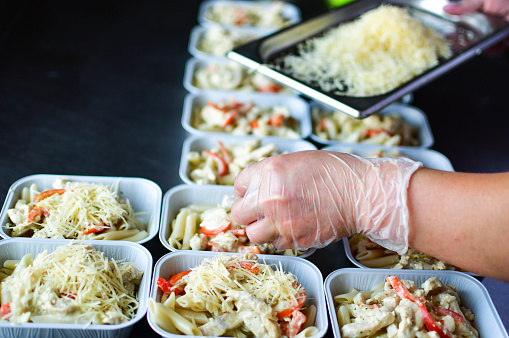 Ilustrasi Seorang yang Sedang Menyiapkan Makanan Sehat