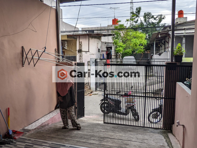 Kos Bu Yam 1 ruang tamu luas, 3 kamar, 2 toilet