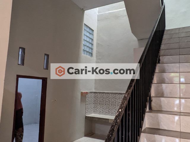 Kos Bu Yam 1 ruang tamu luas, 3 kamar, 2 toilet