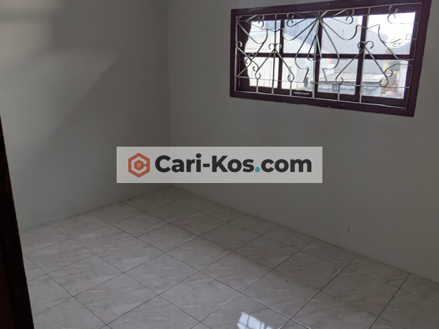 Kos Bu Yam 1 ruang tamu luas, 3 kamar, 2 toilet