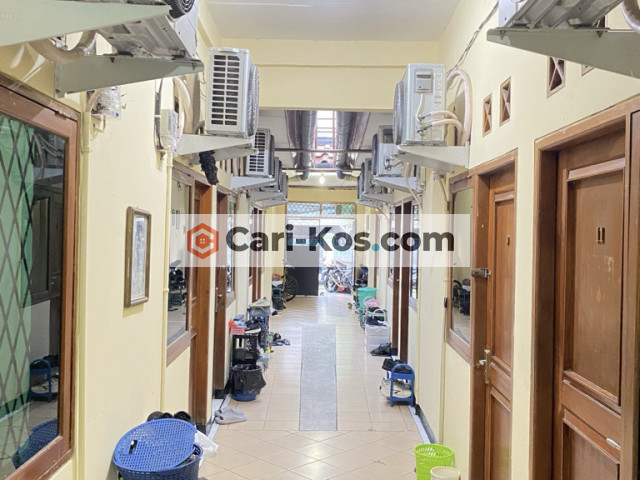 THE RETRO RESIDENCE KOST PUTRA AC